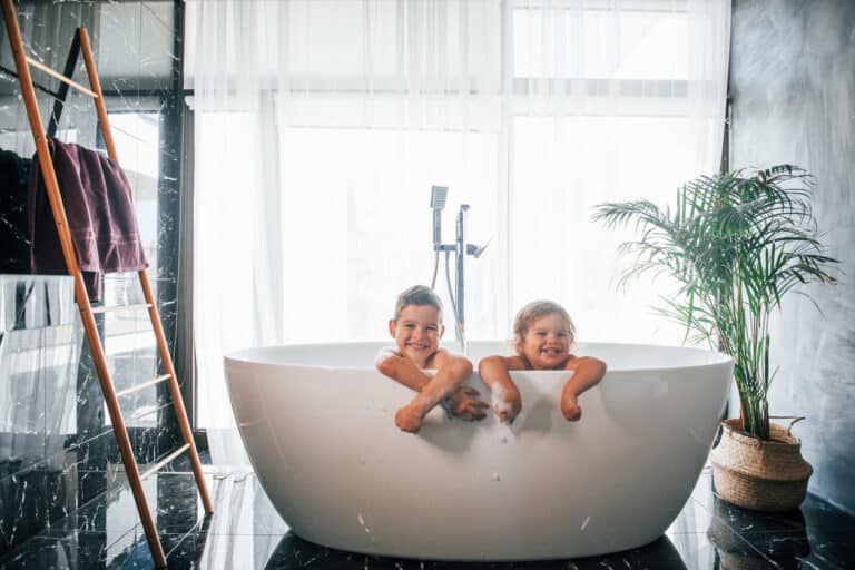 deux enfants dans une baignoire moderne